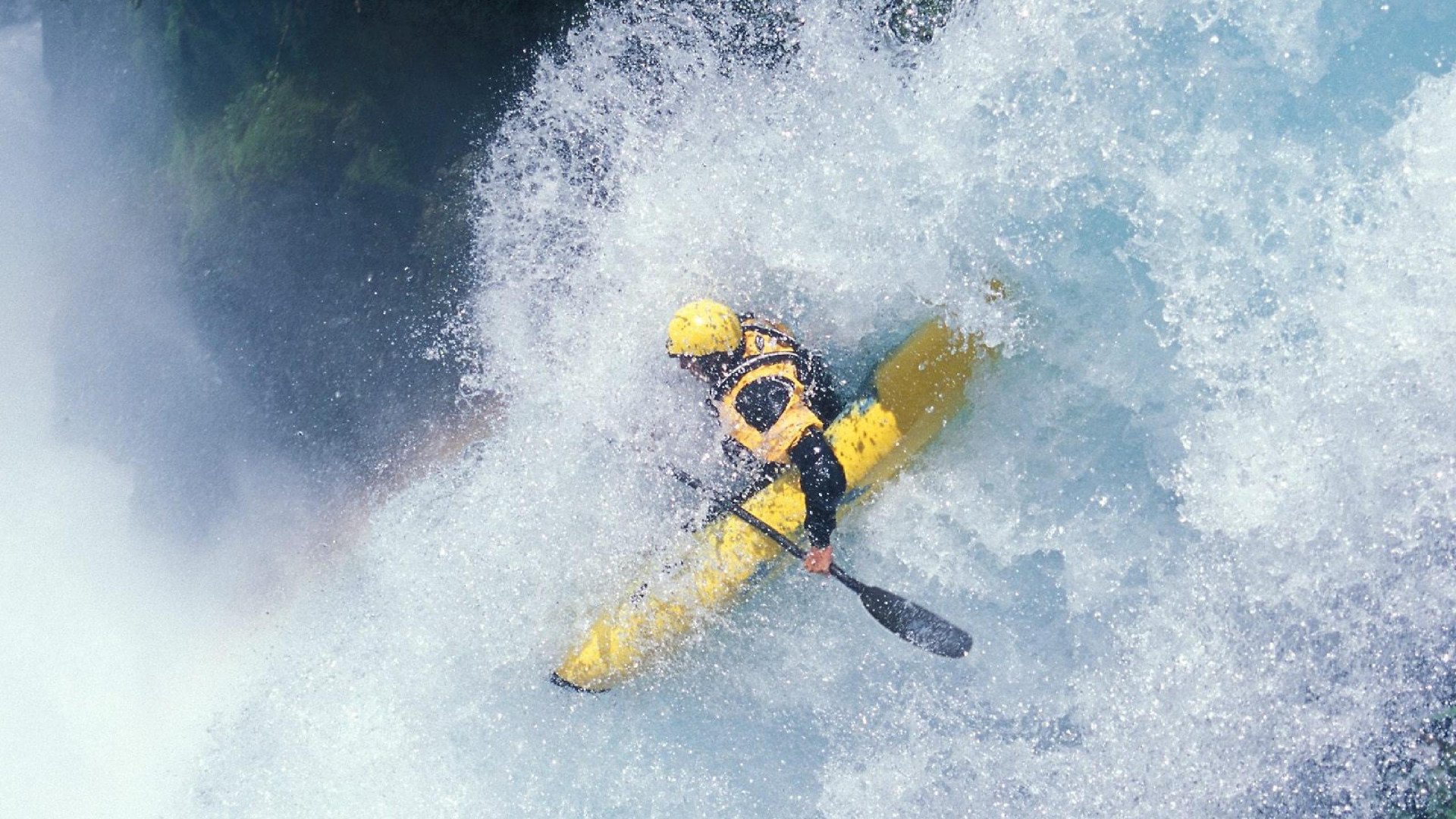 “悬崖飞跃:险境中的极速腾空”,悬崖速降图片